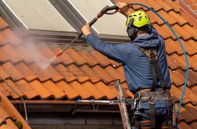 Démoussage et hydrofuge de toiture à Courcelles-la-Forêt